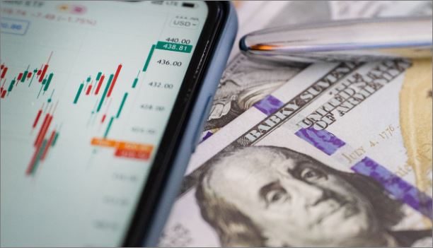 Τα Αμοιβαία Κεφάλαια (ΑΚ) αποτελούν ένα θεσμό συγκέντρωσης κεφαλαίων από έναν μεγάλο αριθμό επενδυτών...