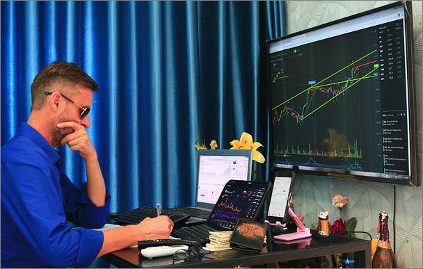 Το έξυπνο χρήμα τείνει να κινείται προς την αντίθετη κατεύθυνση από το γενικό κλίμα της αγοράς και τις προσδοκίες του επενδυτικού κοινού (market sentiment)...